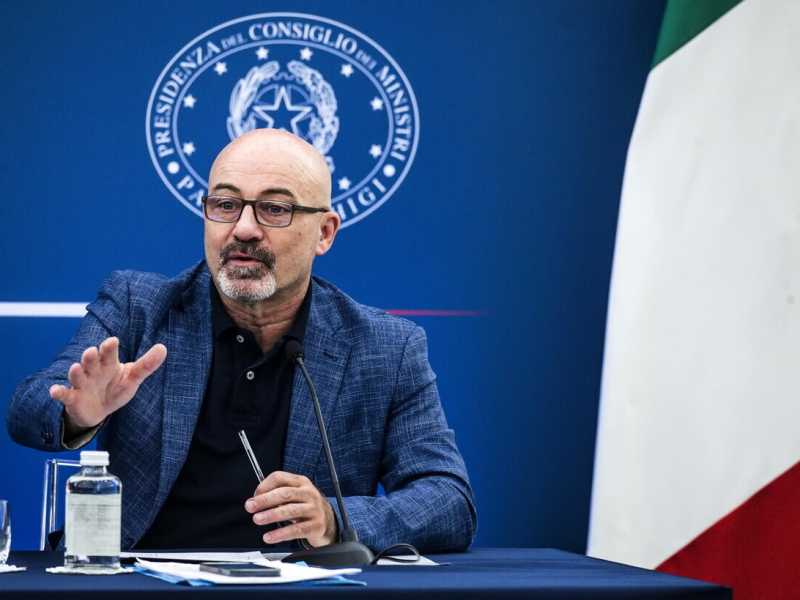 Il ministro Cingolani durante una recente conferenza stampa (Ansa)