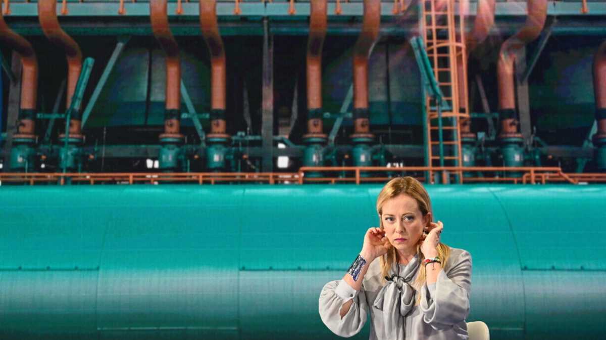 Immagine di Giorgia Meloni vista dal Guardian: "Impreparata, poco credibile e amica di Orban"