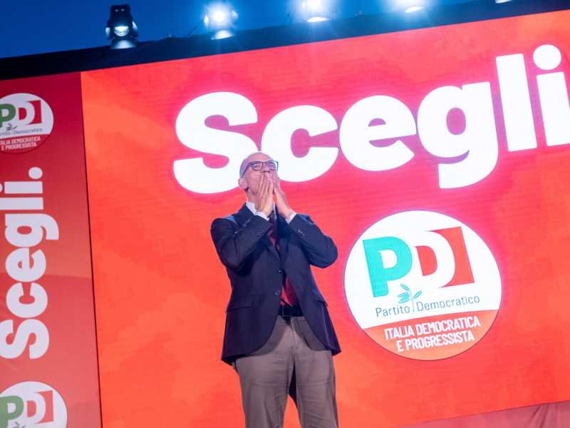 Enrico Letta, segretario del Pd, durante un comizio (LaPresse)