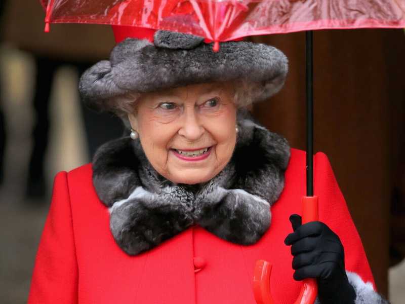 La regina durante una cerimonia natalizia nel 2015 (Getty Images)