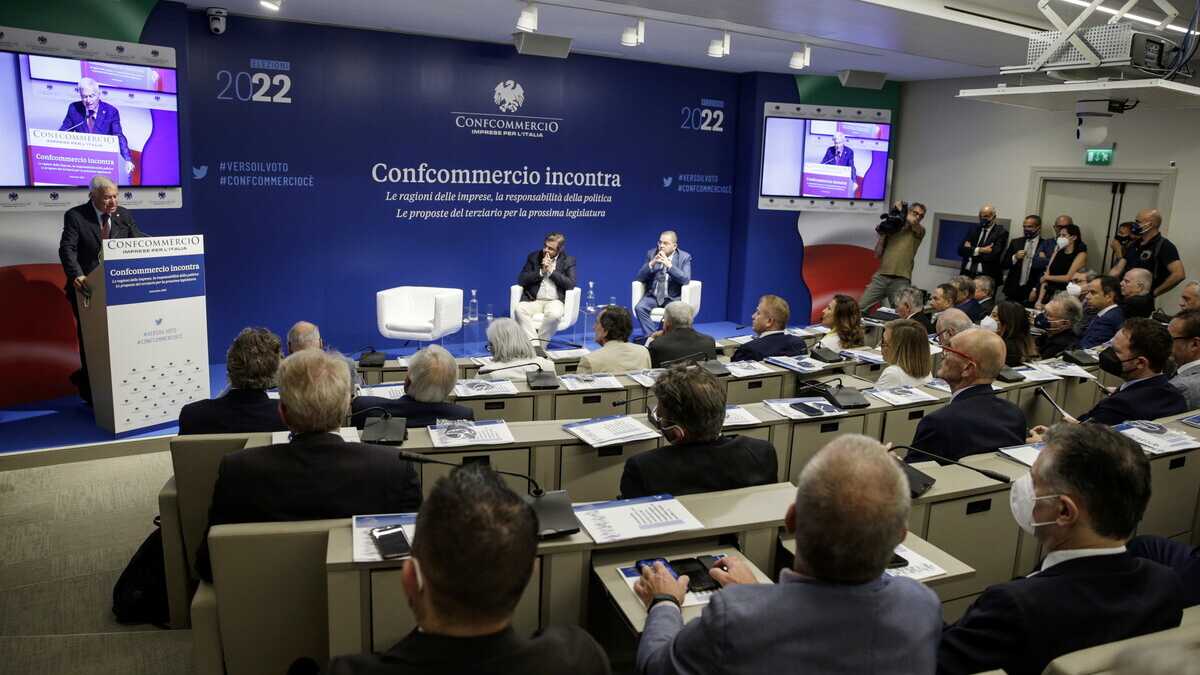 Immagine di Calenda, Conte e Letta, confronto a distanza (di caratteri e di idee) nella sede di Confcommercio