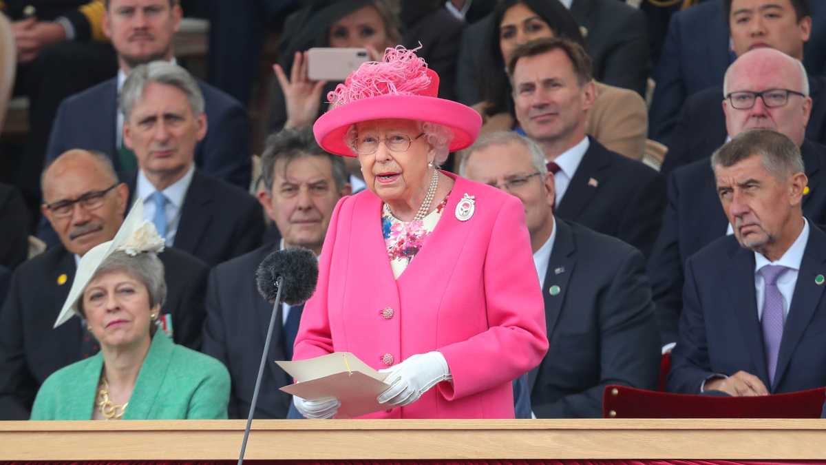 Immagine di Elisabetta II ha incarnato l’Old lady inglese e poi l'ha resa fluo