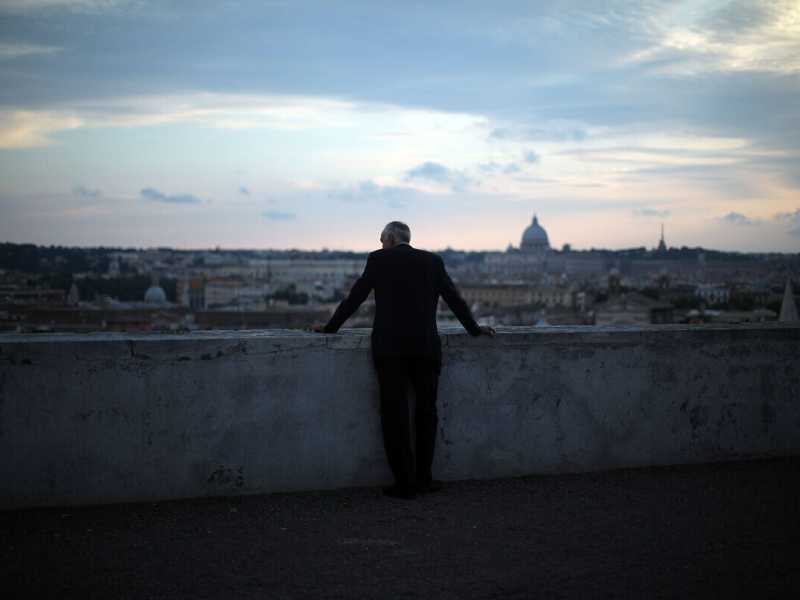 Un uomo osserva Roma da Villa Medici (Getty Images)