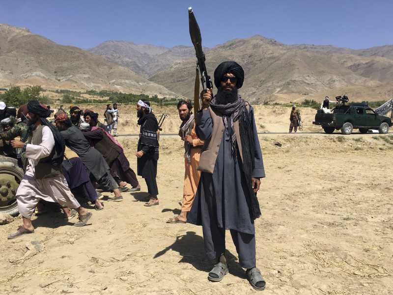 Un combattente talebano nel Panjshir (foto LaPresse)