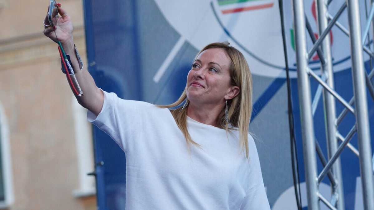 Immagine di Giorgia Meloni si "prende" Milano. Aneddoti, buonsenso. C'è aria di vittoria