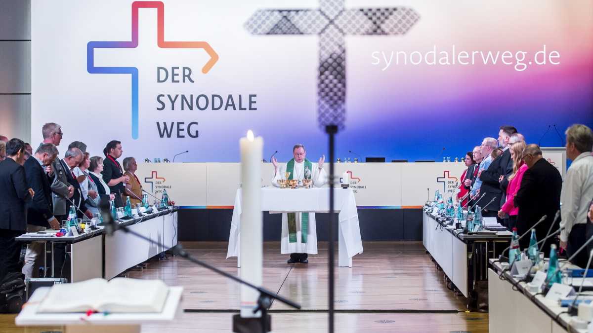 Immagine di Tra pianti e proteste, il Sinodo tedesco chiede al Papa l'ordinazione delle donne