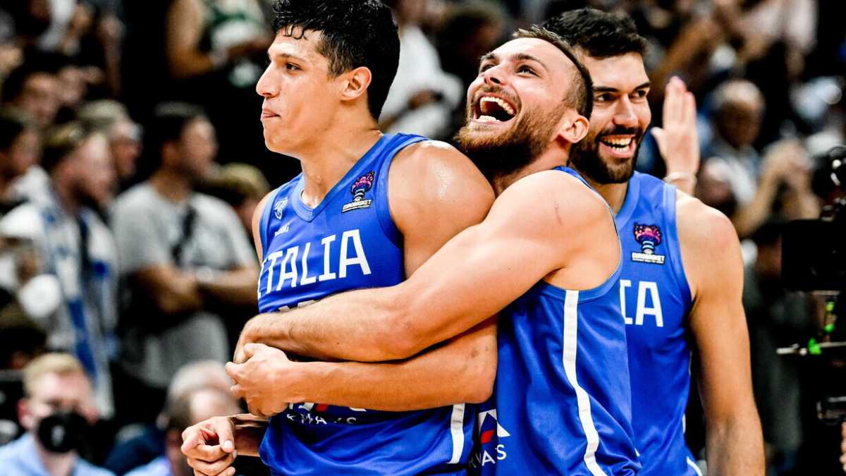Immagine di Quel bacio di Spissu, la commedia del Poz. L’Italbasket è lucida follia