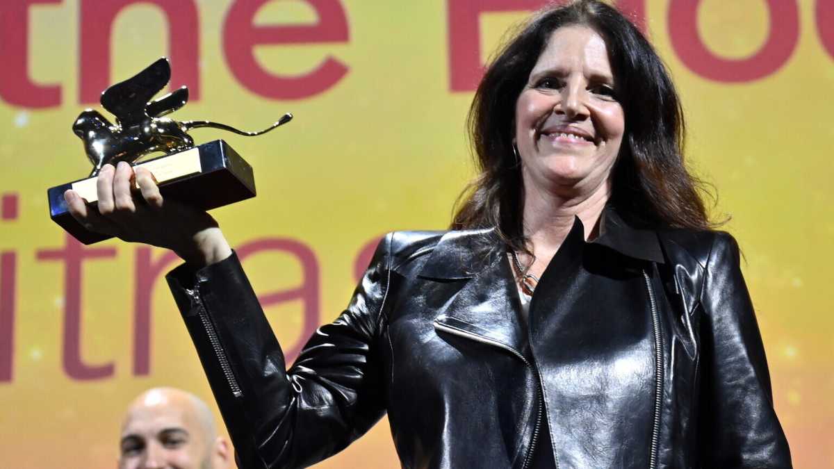 Immagine di A Venezia il Leone d'oro è del documentario della Poitras. Guadagnino è d'argento