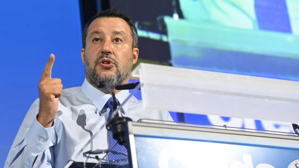 Immagine di Salvini continua a smarcarsi da Meloni. E i leghisti veneti: "Senza autonomia niente governo"
