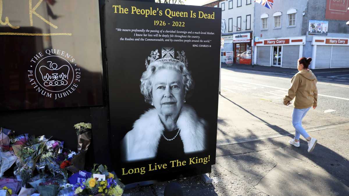 Immagine di La regina è morta, viva l’etichetta (e tutti i riti da Walter Scott)