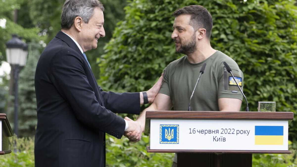 Immagine di Draghi chiama Zelensky: "Il governo italiano continua a sostenere l'Ucraina"