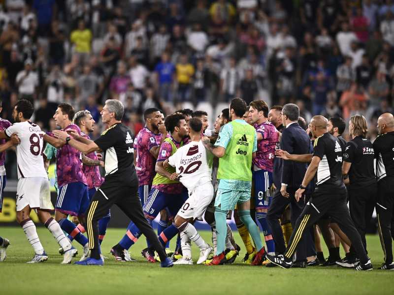 La confusione scaturita dopo il gol annullato a Milik (LaPresse)