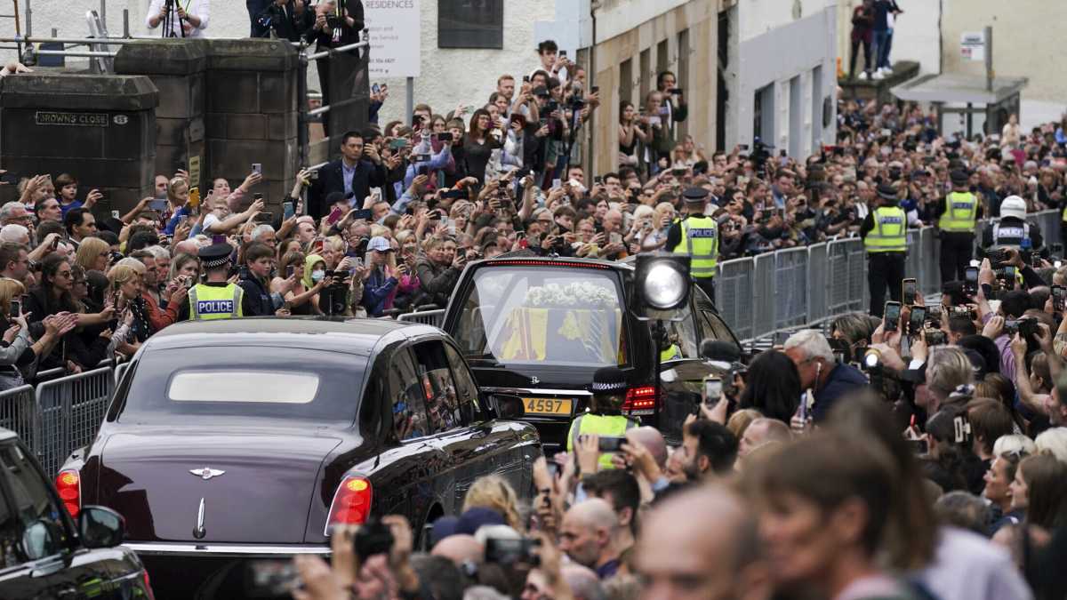 Immagine di Tutti col cellulare al corteo funebre della regina. Testimoni, non spettatori