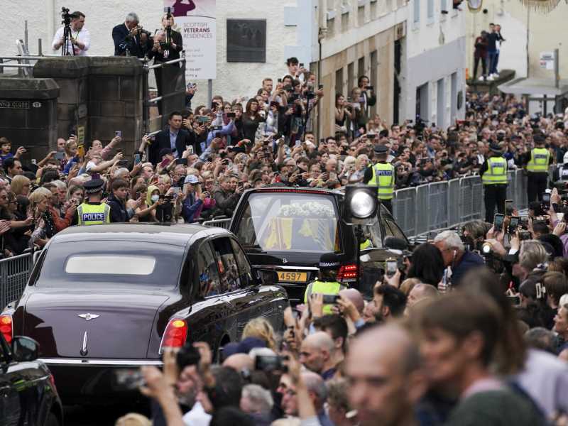 &nbsp;Il corteo funebre a Edimburgo (Jacob King/Pool Photo via AP)