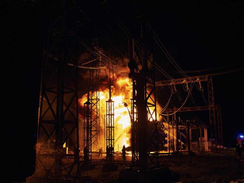 L'attacco russo alla centrale elettrica di Kharkiv (LaPresse)
