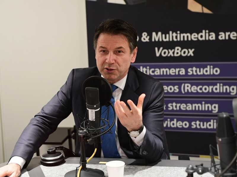 La sesta versione di Conte: quella del sì alle armi e dei meriti sul dl Aiuti