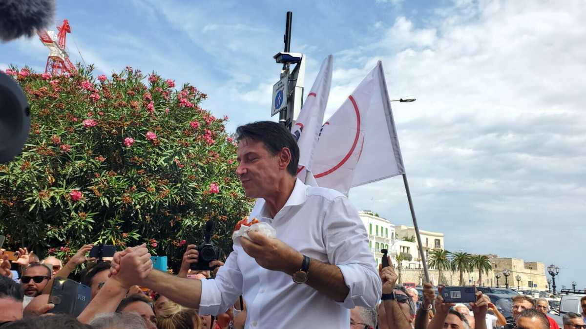 Immagine di Conte a Bari, tribuno del sud tra focaccia e riscatto gratis degli anni di laurea