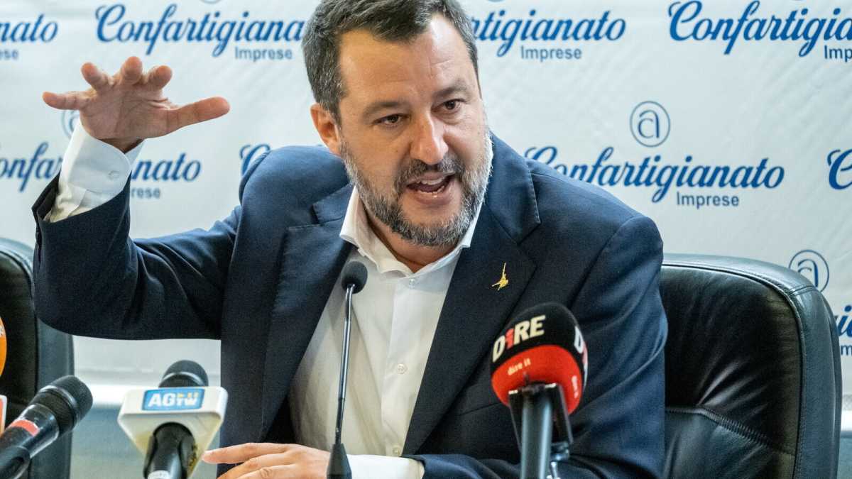 Immagine di Salvini money: nega di aver preso rubli, chiede euro ai leghisti. Fdi-Lega già litigano