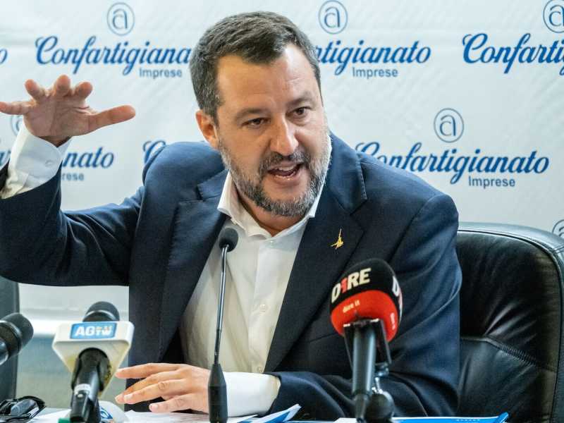 Salvini money: nega di aver preso rubli, chiede euro ai leghisti. Fdi-Lega già litigano