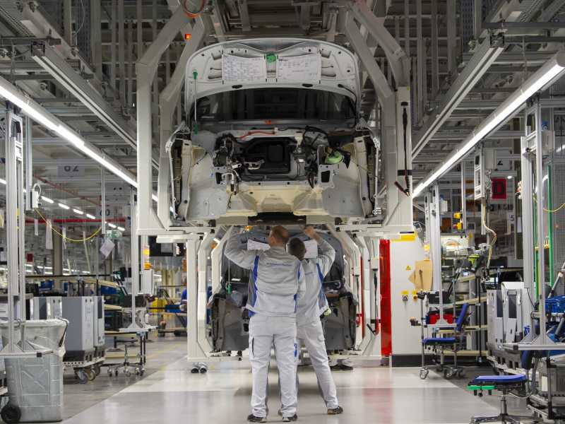 Assemblaggio della carrozzeria di un&rsquo;auto elettrica nello stabilimento Volkswagen di Zwickau, nella Germania orientale (Ap Photo/Jens Meyer)&nbsp;<br />