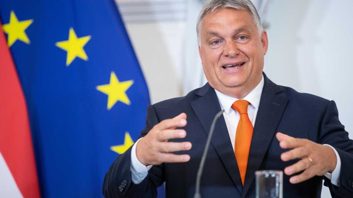 Immagine di Viktor Orbán costretto a piegarsi (dai mercati). Il dilemma dell’Unione Europea
