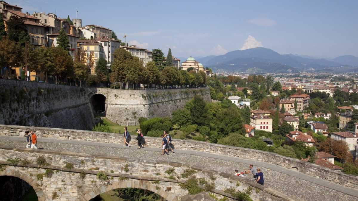 Immagine di Milano pesante e in frenata mentre Bergamo vola. Due modelli