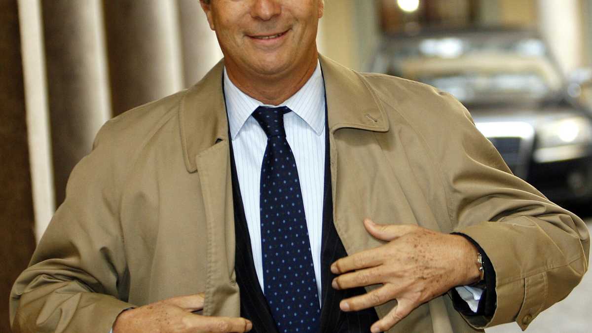 Immagine di Sospesa in Francia la pubblicazione del dizionario-satirico che ha una voce su Bolloré