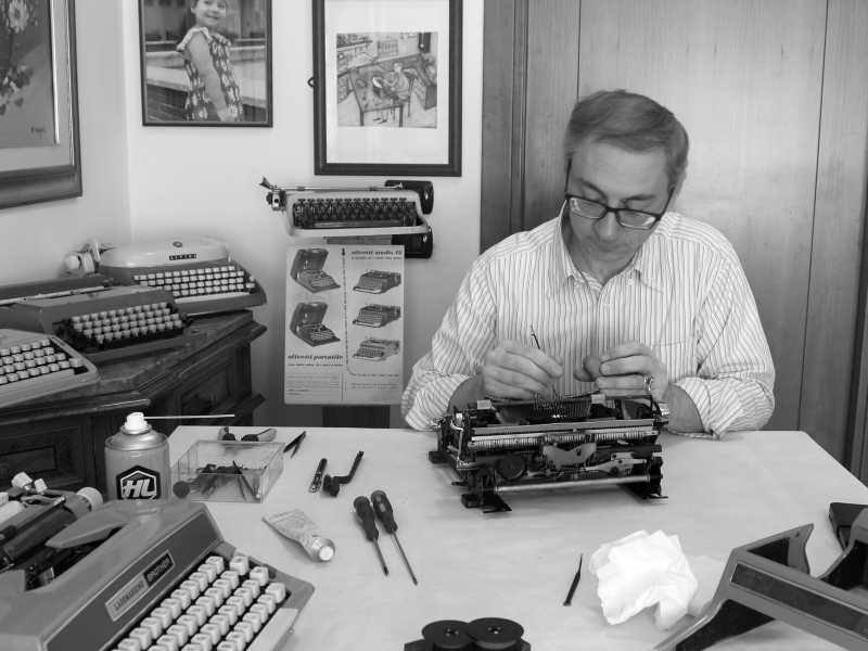 Il restauratore Cristiano Casonati: “Perché la macchina per scrivere fa bene al cervello”