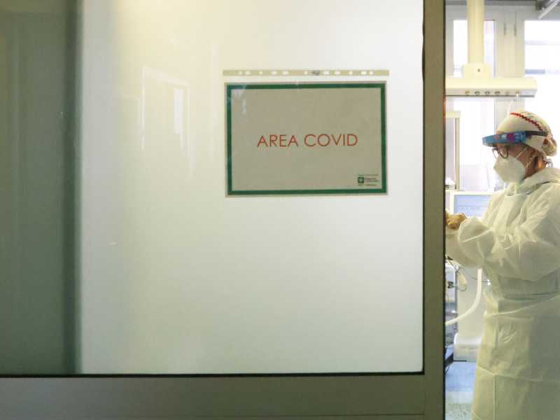 Sulle varianti di Omicron ha ragione Burioni: sono più contagiose. Prudenza