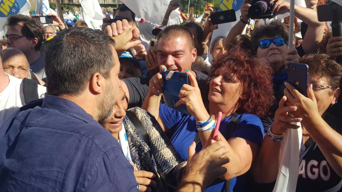 Immagine di "Credo in Salvini". Pontida va in soccorso del leader in affanno