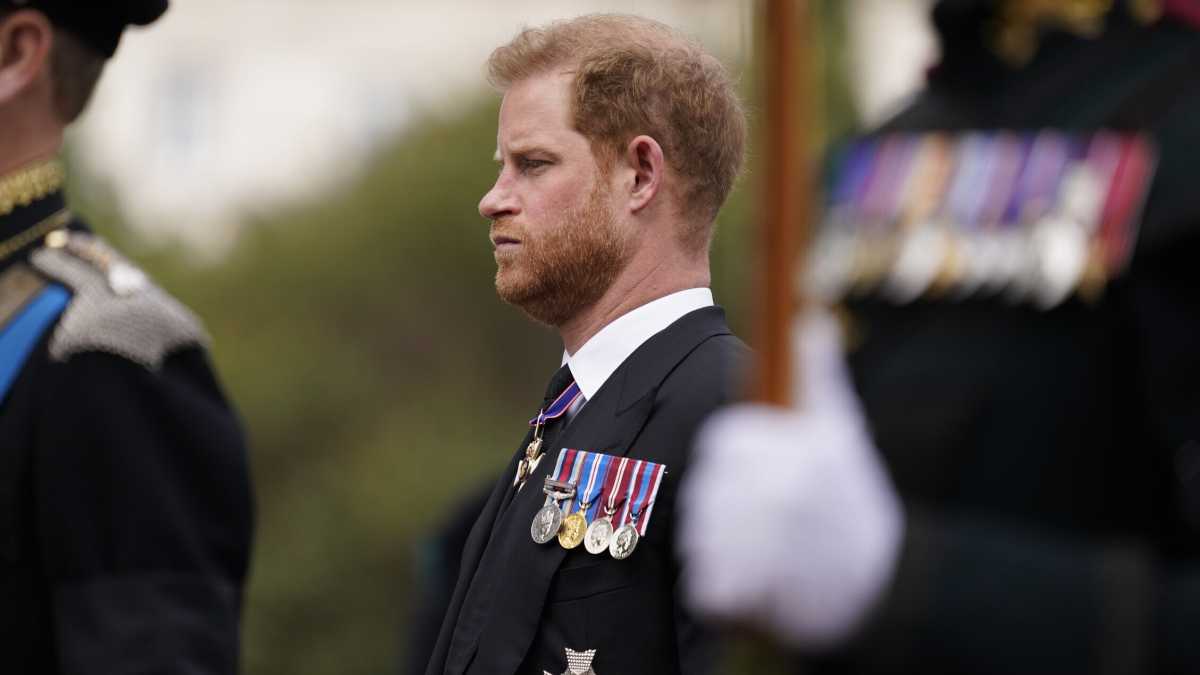Immagine di Meghan ha trasformato Harry in un testimonial (in tight) del Grande Piagnisteo