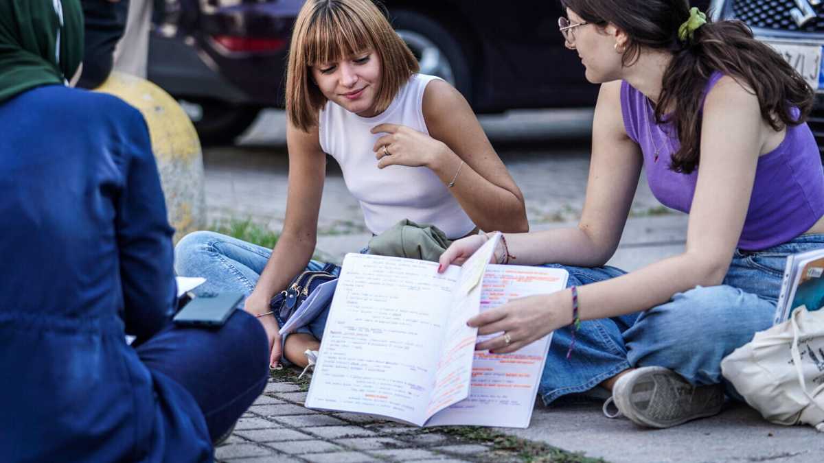 Immagine di I giovani al voto: "La politica non comprende le nostre priorità". Un sondaggio