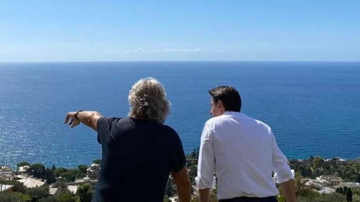 Immagine di Conte e Grillo, foto della pace. Ma il Garante non sarà a Roma per l'evento del M5s
