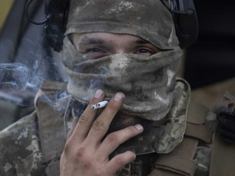 Un soldato ucraino fuma una sigaretta prima di una esercitazione militare nella zona di Kharkiv (Getty Images)