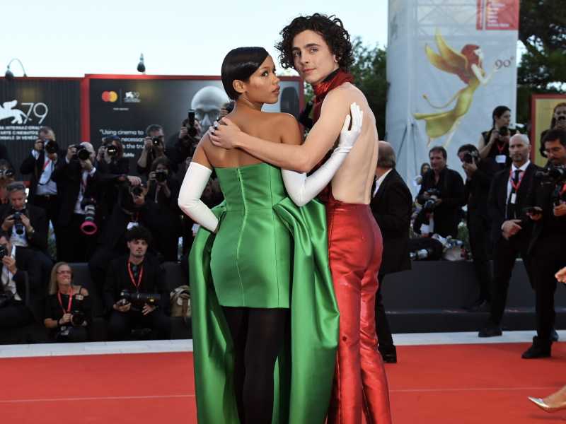 Taylor Russell e Timothée Chalamet sul red carpet di Venezia 2022 (LaPresse) <br />