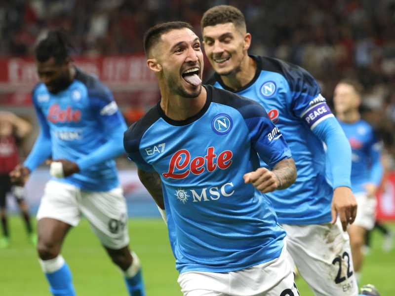 Matteo Politano festeggia il gol dello 0-1, del Napoli a Milano (Ansa)