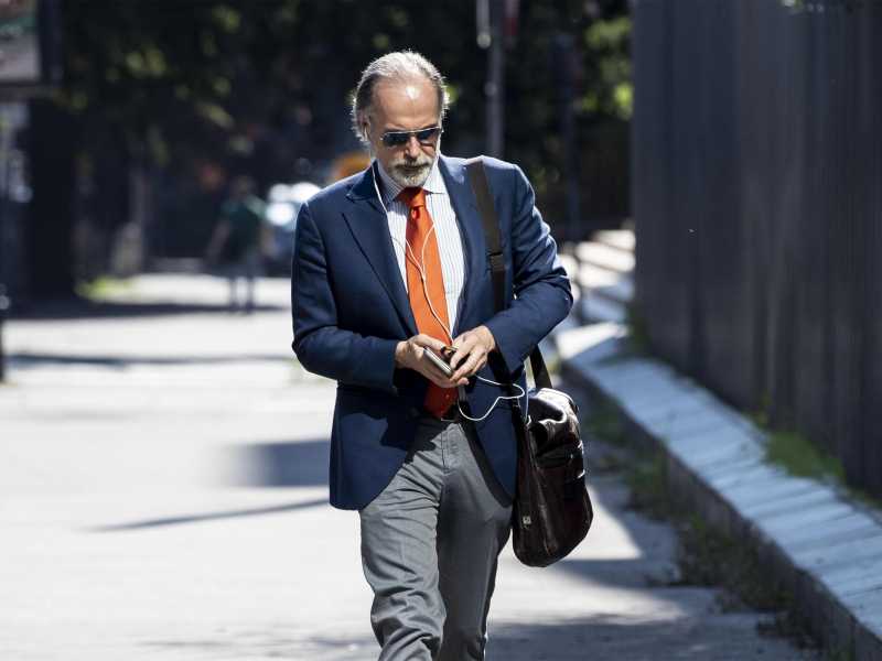 Il membro del Cda Rai Gianpaolo Rossi entra nella sede Rai di viale Mazzini (Ansa)<br /><br /> <br />