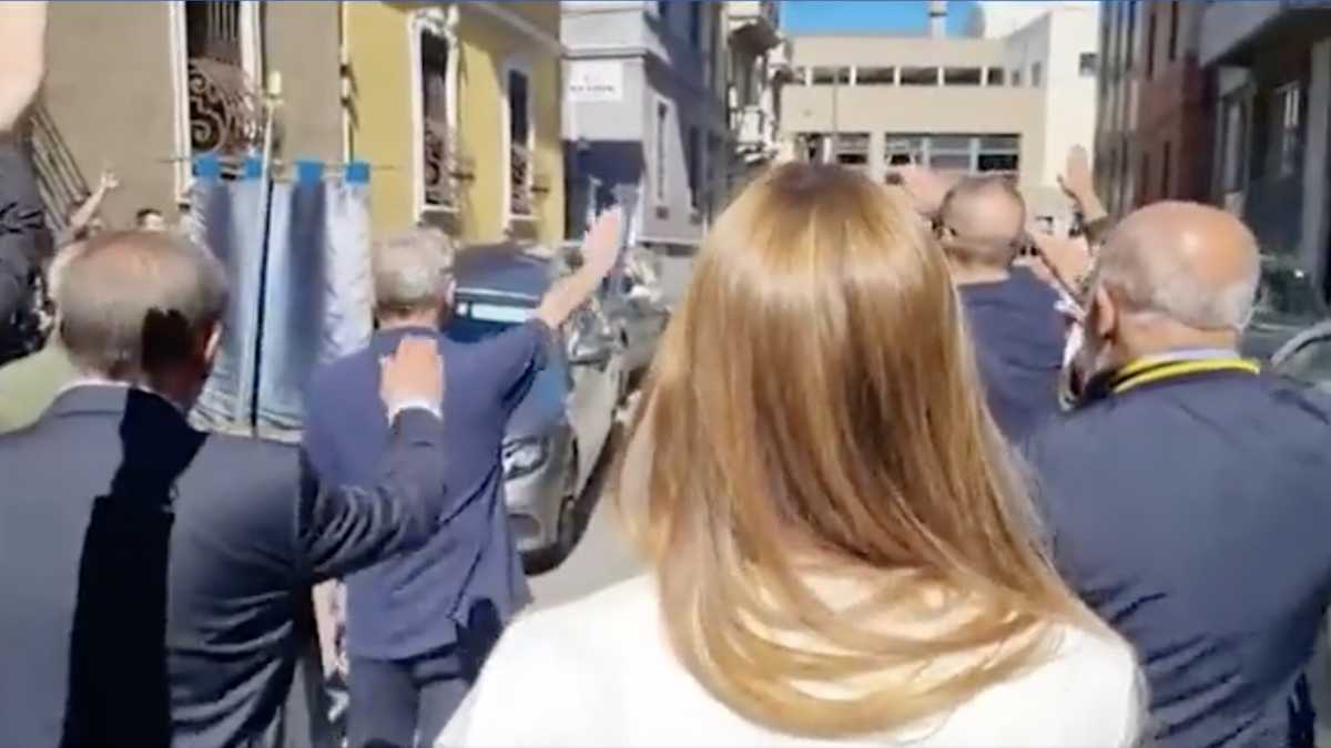 Immagine di L'imbarazzo di Romano La Russa (FdI), ripreso mentre fa il saluto romano (ma poi lo nasconde)