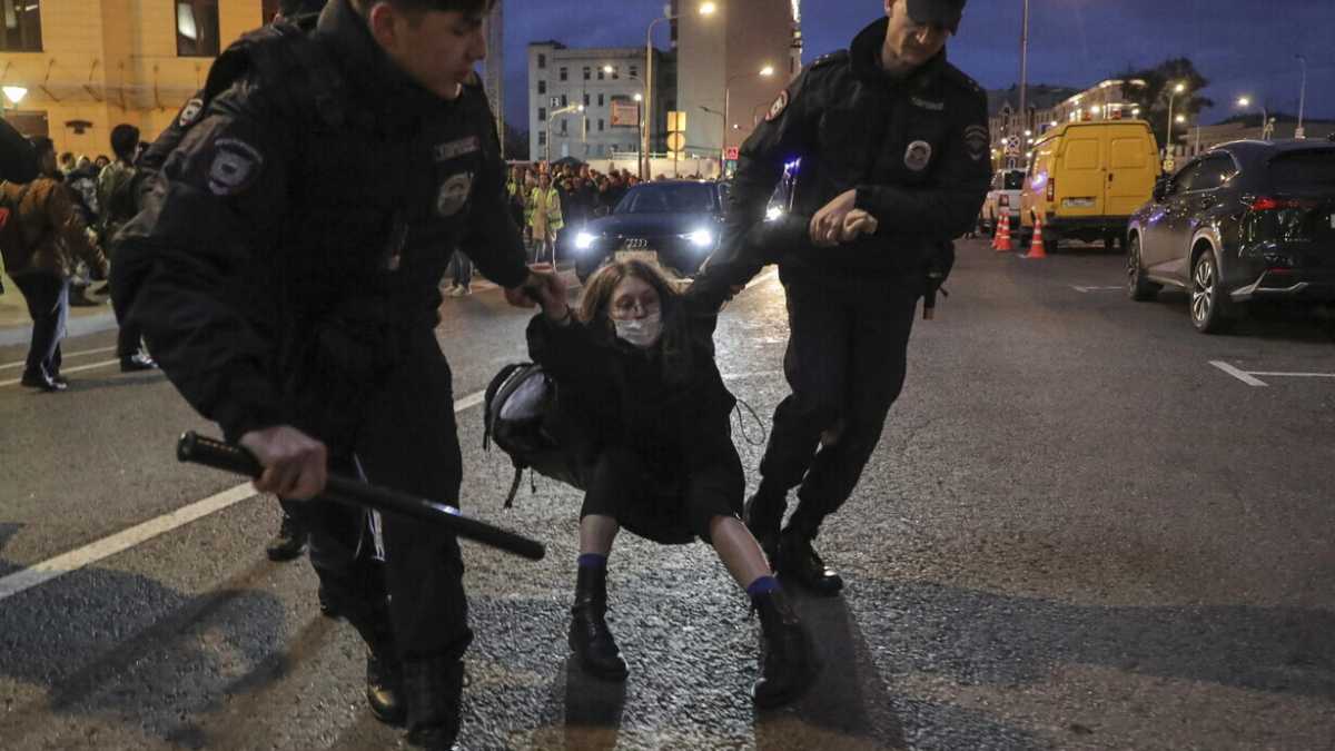 Immagine di Putin mobilita e minaccia, ma il suo patto coi russi è spezzato