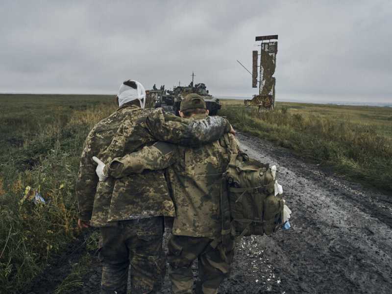 Soldati ucraini in zone liberate della regione di Kharkiv (LaPresse)