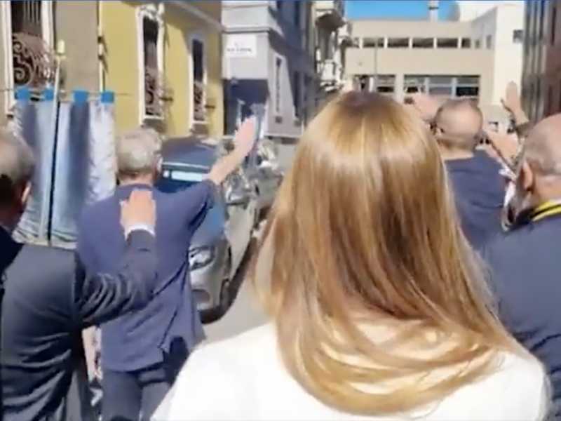 L'imbarazzo di Romano La Russa (FdI), ripreso mentre fa il saluto romano (ma poi lo nasconde)