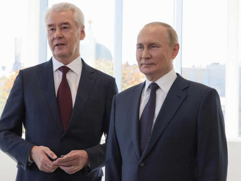 La giornata di Putin, trascorsa a far finta che la guerra non c'è