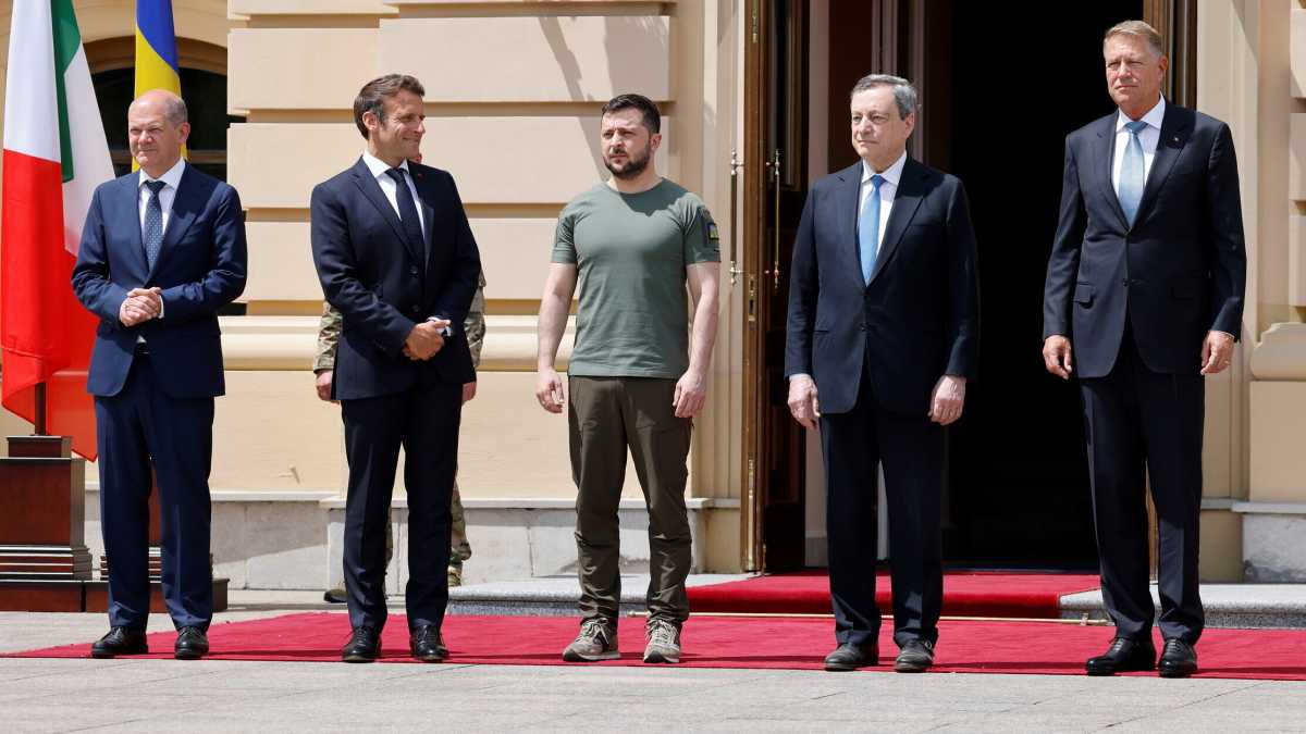 Immagine di Macron, Draghi, Zelensky e l’orgoglio del patriottismo europeo