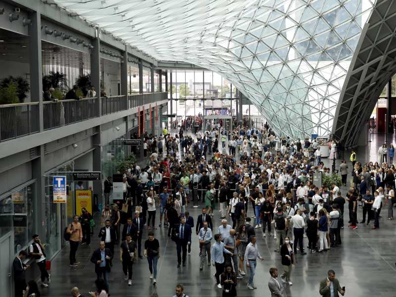 Gli ospiti di una fiera a Rho Fiera, l'importante polo fieristico di Milano appena fuori citt&agrave; (Ansa)<br />
