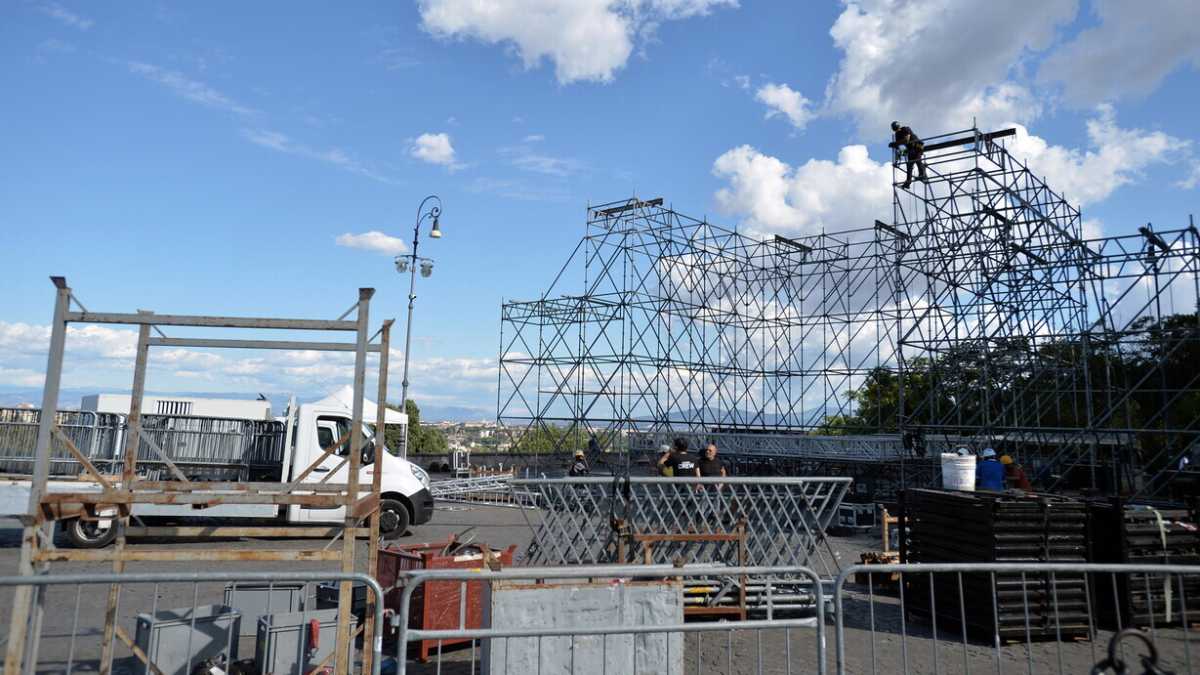 Immagine di Renzi e Calenda insieme sul palco al Gianicolo