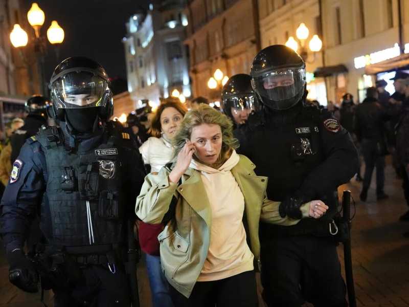 La grande fuga dei giovani russi che non vogliono essere carne da macello di Putin