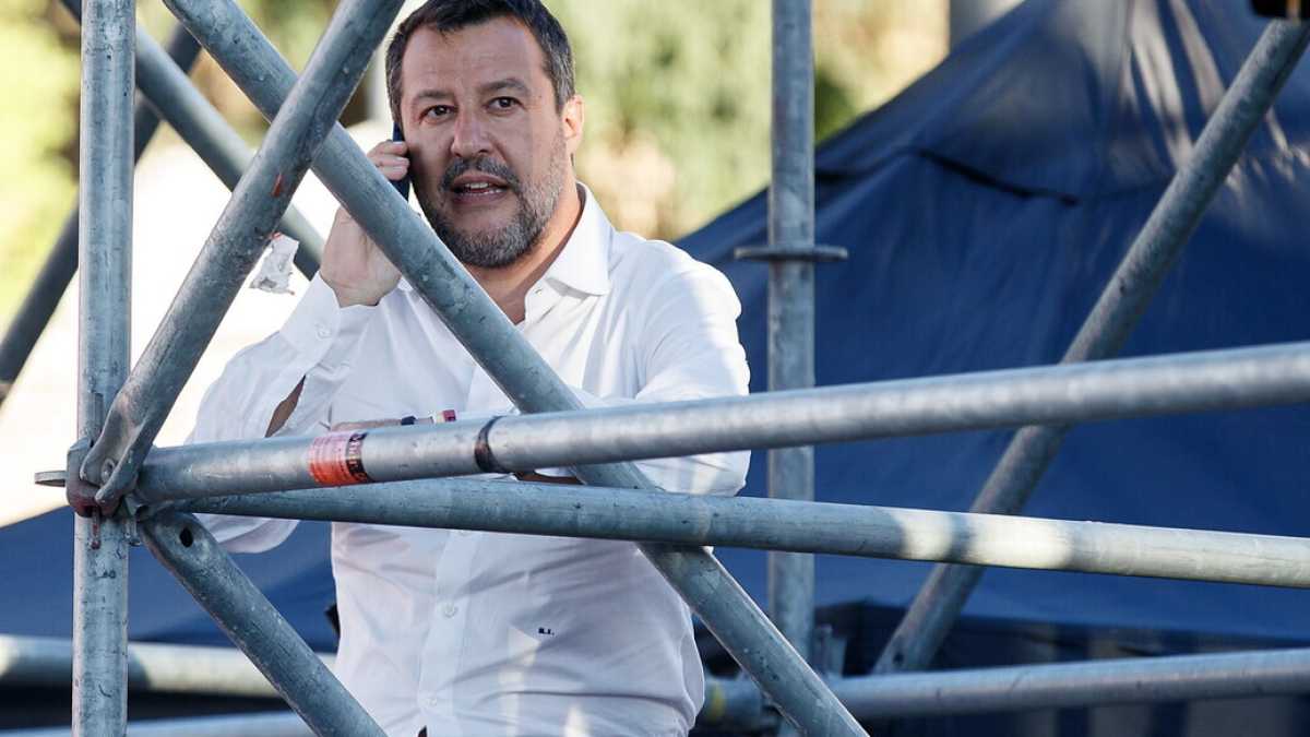 Immagine di Salvini come Mentana. Il partito litiga in chat e lui fa la maratona
