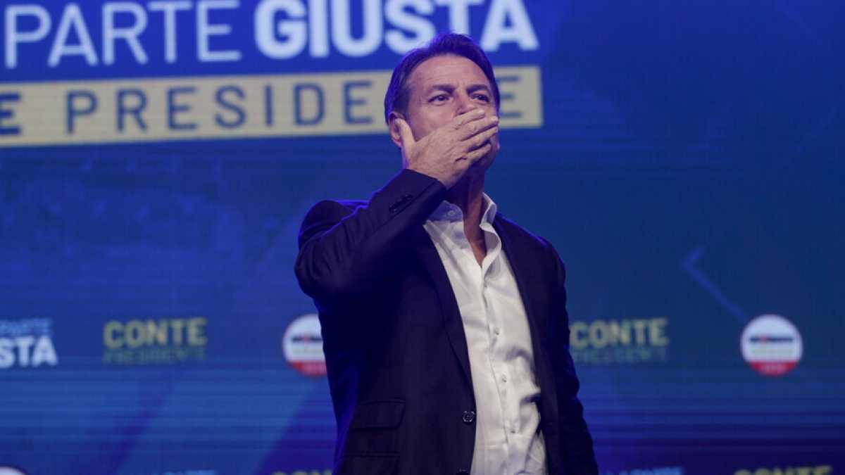 Immagine di Conte ferma il tempo. A Santi Apostoli ci sono 3000 persone in tripudio per lui