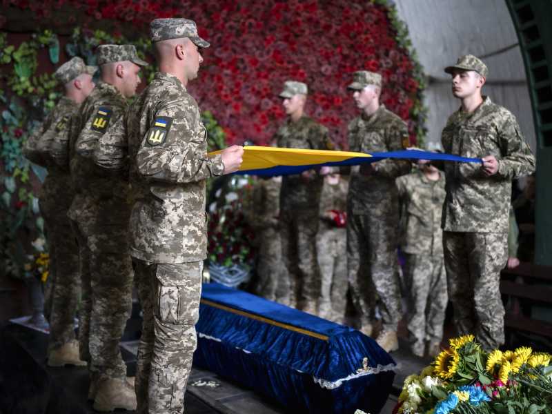 Militari ucraini rendono omaggio alla salma di una donna russa uccisa nella regione di Donetsk mentre combatteva a fianco dell&rsquo;Ucraina contro il proprio paese (Ap/Roman Hrytsyna)&nbsp;<br />