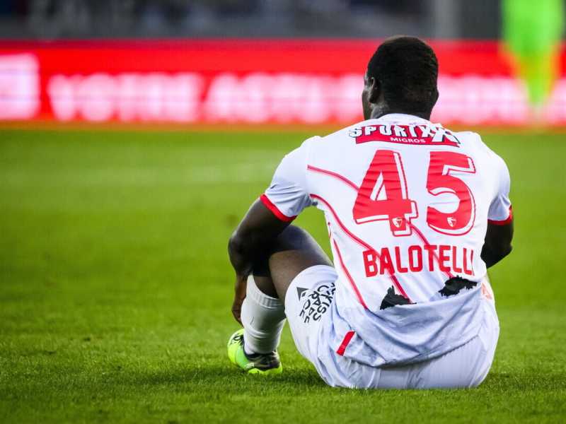 Mario Balotelli in una partita con il Sion (Ansa)